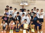 8月4日毎年参加している岐阜ミニ主催の交歓会へ参加。例年通り暑い中の3試合、主催の配慮で試合時間を短縮しての対応。子供たちは暑い中、しっかりと走りきる事ができたと思います。練習でやっていることも少しずつ出来るようになっていますが、イージーミスが若干多いかな😅試合の合間に子供達と日陰で動きの確認、最近は自分が分からないことを聞いてくる前向きな姿勢の子が増えてきたと思います😆それがチーム全体に広がると嬉しいな。夏の間にどれだけ頑張れるか、他のチームに勝ちたいと思うなら自分達が1番頑張らないとね。まだまだ、暑い日が続きます体調管理だけは気を付けて下さい。岐阜ミニの監督・コーチ及び保護者の皆様暑い中、本当にお世話になりました。今後も宜しくお願い致します。