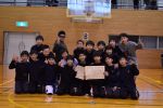 第10回三愛カップ・決勝トーナメントに参加しました。この日は各トーナメントの上位3チームが集まり行われました。インフルエンザの流行などで不安もありましたが、みんな元気に参加してくれました。日頃の体調管理の賜物ですね。試合は、1回戦は出足が悪く流れが良くなっかたですが、何とか接戦をものにして準決勝に進みました。準決勝の対戦相手は、いずみクラブさん。自力・試合経験ではいずみさんに劣るものの、選手たちは最後まで気持ちを切らさず相手に向かっていく姿勢をみせてくれて、敗れはしましたが今出せる力は出し切れた満足のいく試合内容でした。ただ、その後の3位決定戦では準決勝の内容が嘘のように足がとまり、リバウンド・ルーズボールを相手チームに支配され、ほとんどいいところなく敗れてしまい、最終結果は敢闘賞でした。敗戦後の試合への気持ちの持っていき方は難しいなと改めて考えさせられましたが、もう少し気持ちを見せてほしかったかなと思います。この経験を踏まえて次の試合に臨みたいと思います。選手のみんな、お疲れ様でした。最後になりましたが、大会運営にご尽力いただいた関係者の皆様、帯同されたコーチ・保護者の皆様、1日お世話になりました。有難うございました。